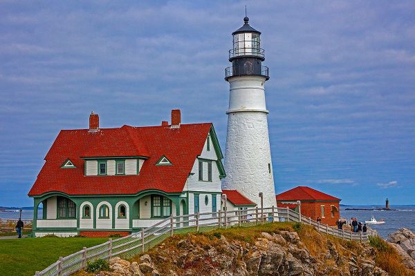 Gulin, Sylvia 아티스트의 USA-New England-Maine-Cape Elizabeth-Atlantic Portland Head Lighthouse during the Fall season작품입니다.